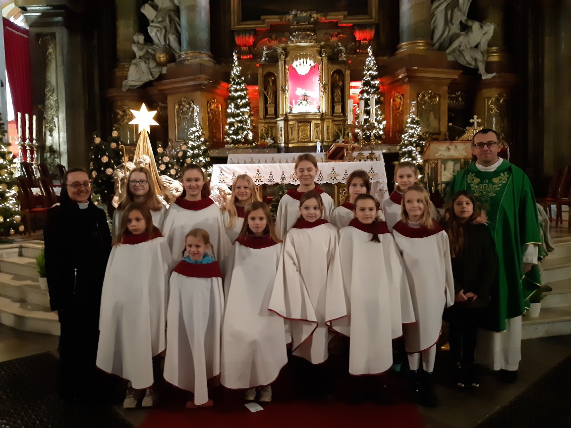 Zdjęcie scholi dziecięcej „Maciejki” wykonane po niedzielnej mszy świętej o 11:00 19 stycznia 2020.