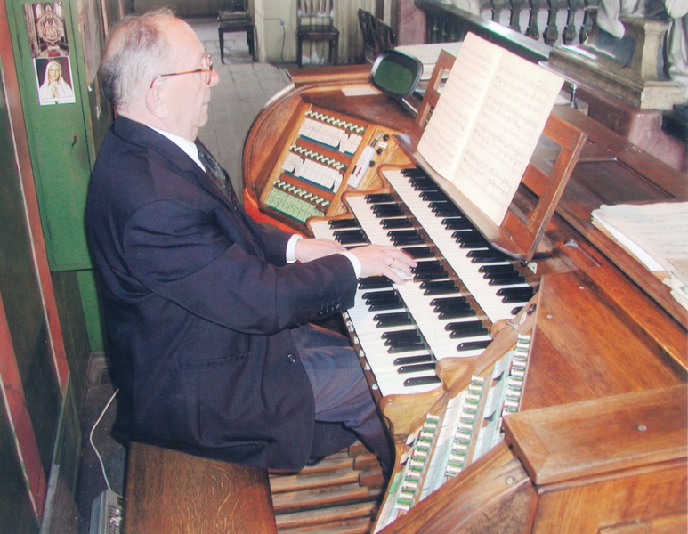 Eugeniusz Stępniak przy organach w kościele uniwersyteckim